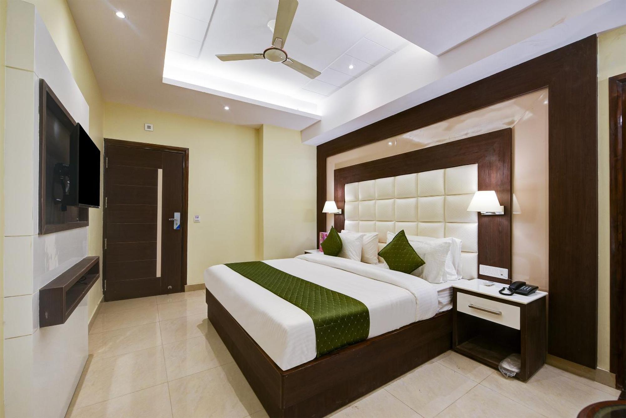 Hotel Geet Deluxe New Delhi Exterior photo