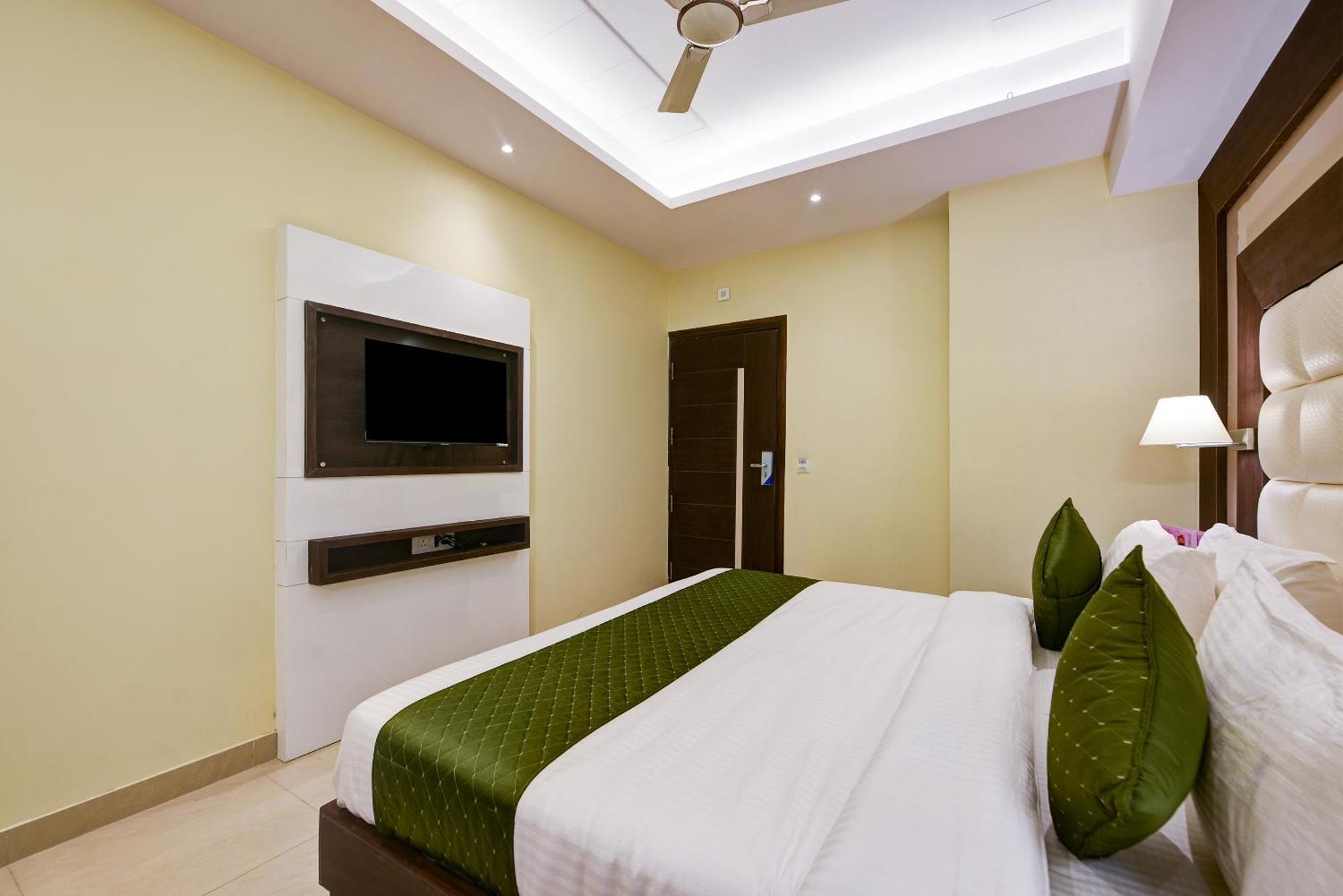 Hotel Geet Deluxe New Delhi Exterior photo